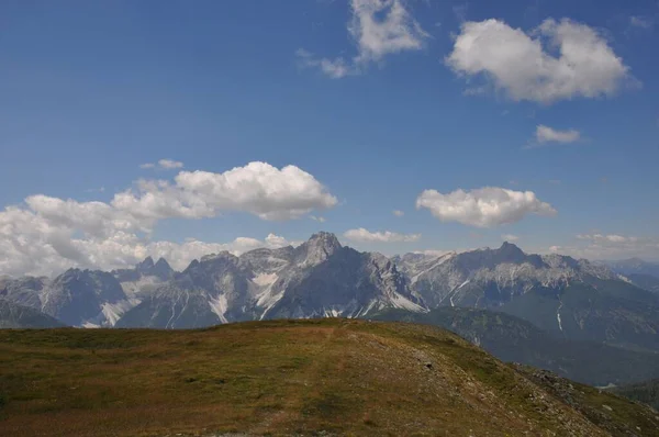 在阳光灿烂的日子里 意大利阿尔卑斯山的壮丽景色笼罩着蓝天 — 图库照片