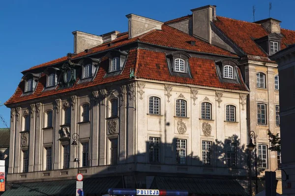青い空に対するポーランドのワルシャワの歴史的建造物のファサード — ストック写真