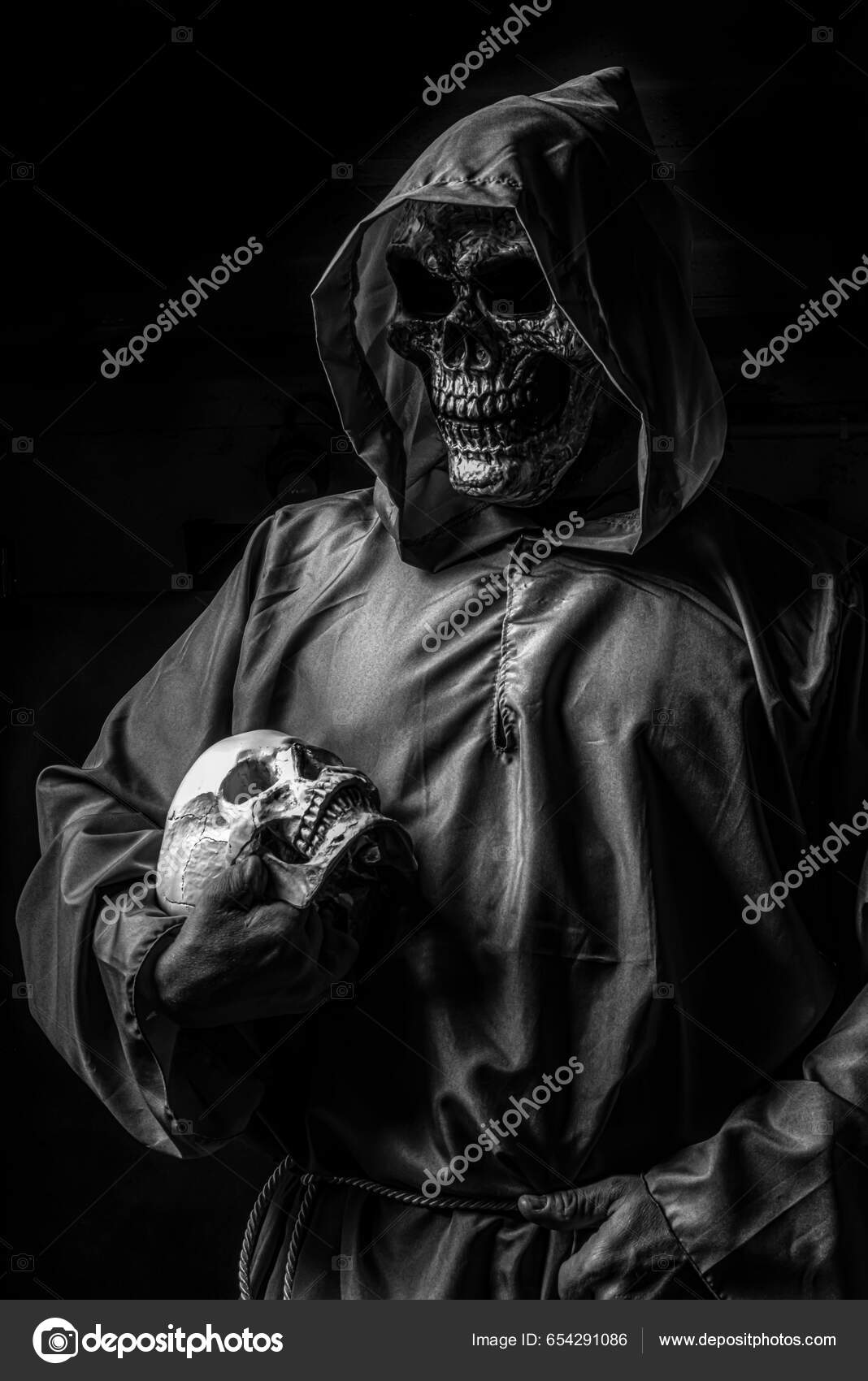 Grim reaper com uma cara assustadora isolada sobre fundo preto. cara do  mal.