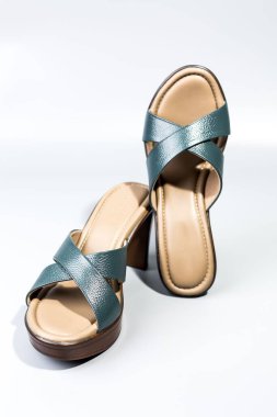 beyaz zemin üzerinde ayakkabı