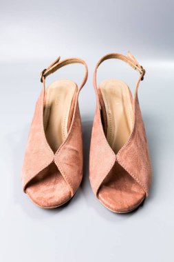 beyaz zemin üzerinde ayakkabı