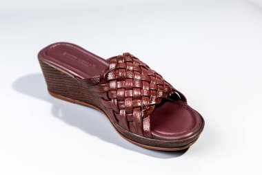 beyaz zemin üzerinde ayakkabı