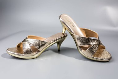 beyaz zemin üzerinde ayakkabı