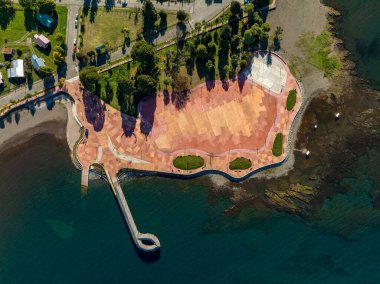 Şili 'deki Llanquihue Gölü yakınlarındaki yeşil bir parkın hava manzarası.