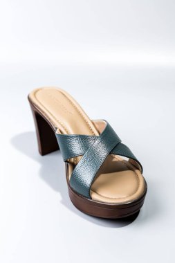 beyaz zemin üzerinde ayakkabı