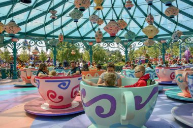 Mad Hatter 's Tea Cups' ın Disneyland, Paris, Fransa 'daki atlıkarıncalarından keyif alan güzel bir fotoğraf.
