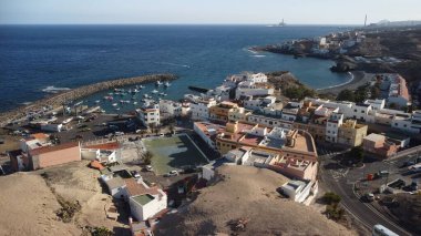 San Miguel de Tajao şehrinin Tenerife, Kanarya Adaları 'ndaki balıkçılık limanıyla insansız hava aracı görüntüsü.