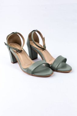 beyaz zemin üzerinde ayakkabı