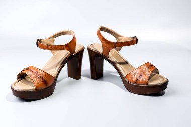 beyaz zemin üzerinde ayakkabı