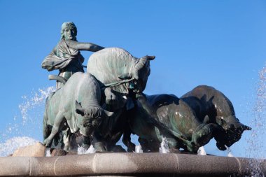 Danimarka 'nın Kopenhag şehrinde içinde boğa heykeli olan at arabasıyla Gefion çeşmesi.