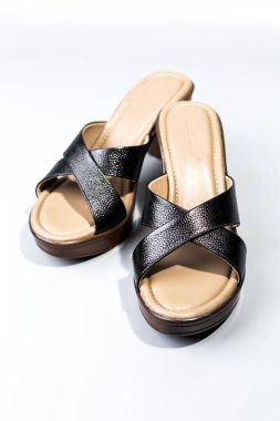 beyaz zemin üzerinde ayakkabı