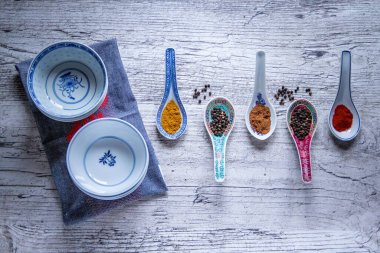 Tahta bir masadaki güzel, eski plakaların en üst görüntüsü.