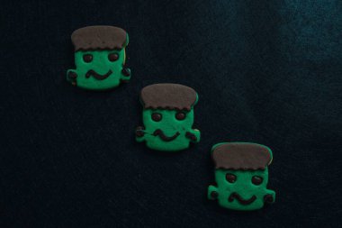 Siyah arka planda Cadılar Bayramı kurabiyelerinin yakın çekimi