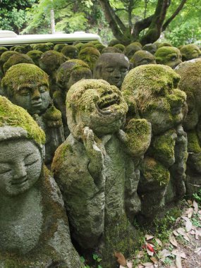 Budist tapınağındaki heykellerin dikey çekimi.