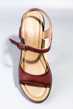 beyaz zemin üzerinde ayakkabı