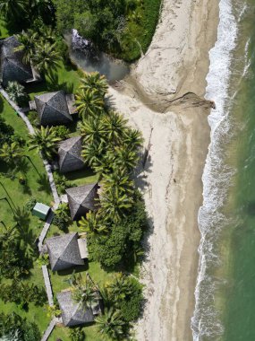 New Caledonia 'da evleri olan Poindimie sahil nehrinin havadan çekilmiş bir görüntüsü.