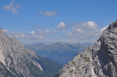 İsviçre 'de mavi bulutlu gökyüzü olan Silberen sıradağlarının manzarası
