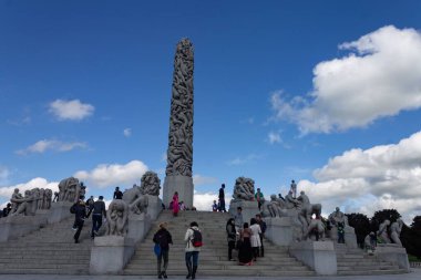Vigeland Parkı 'nın modern heykelleri Oslo, Norveç' teki tüm turistlerle dolu.