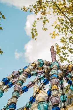 Paris, Fransa 'da gündüz vakti renkli cam dekoratif figürlerin dikey çekimi