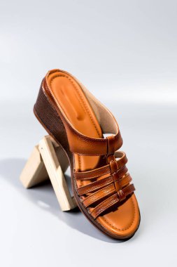 beyaz zemin üzerinde ayakkabı