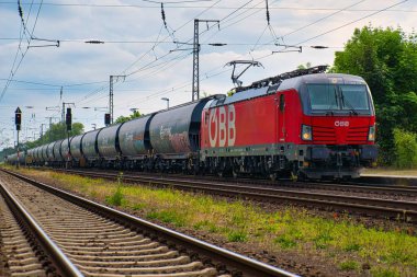 Güneşli bir günde demiryolunda bir Siemens VECTRON