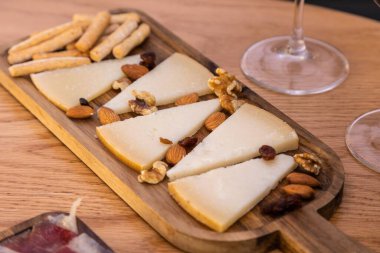 Tahta tepside fındıklı peynir dilimleri.