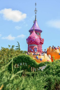 Güneşli bir günde Paris 'teki Disneyland' daki pembe binanın güzel bir görüntüsü.