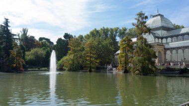 Manzaralı bir binası olan bir nehir, Etiro 'da cam bir saray, Madrid, İspanya