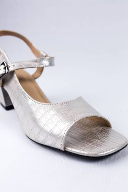 beyaz zemin üzerinde ayakkabı