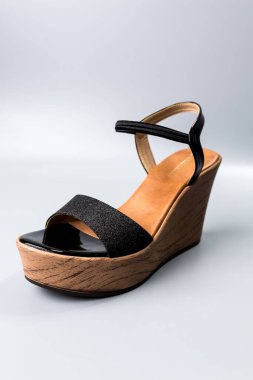 beyaz zemin üzerinde ayakkabı