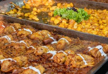 Macaristan 'ın Budapeşte kentindeki bir markette geleneksel lahana dolması..