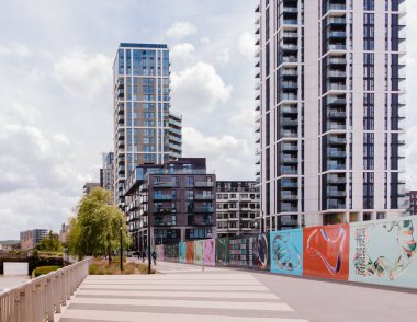 Gündüz vakti Greenwich Yarımadası, Londra 'daki modern yerleşim yerlerinin güzel bir manzarası