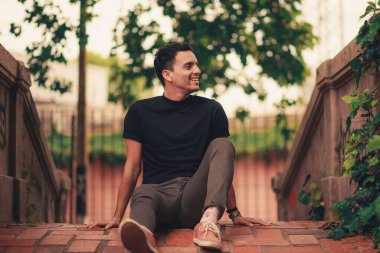 Parkta poz veren yakışıklı bir İspanyol..