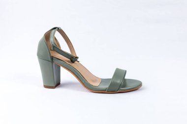 beyaz zemin üzerinde ayakkabı