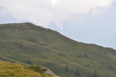 Gündüz vakti bulutlu gökyüzüne karşı İtalya 'daki Alpler' in güzel bir manzarası.