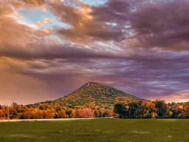 Pulaski County, Arkansas 'taki Pinnacle Dağı' nın serçe parmak günbatımında manzaralı bir çekimi.