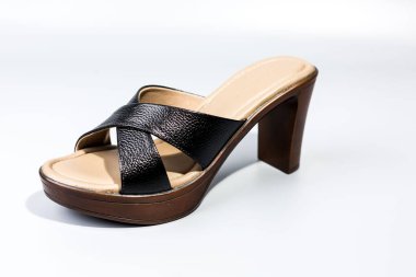 beyaz zemin üzerinde ayakkabı