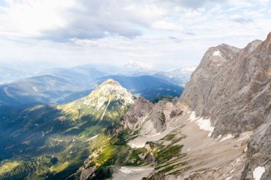 Bulutlu bir günde Dachstein Buzulu 'ndan çarpıcı bir dağ manzarası, Avusturya