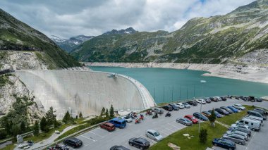 Hohe Tauern sıradağlarındaki Kolnbrein barajında park manzarası, Carinthia, Avusturya