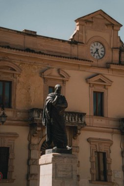 İtalya Sulmona 'da saat binası olan güzel bir meydandaki Ovid heykelinin dikey hali.