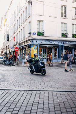 İspanya, Seville 'de bir motosikletli adamın dikey görüntüsü.