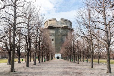 Avusturya, Viyana 'daki Augarten Park' taki G uçaksavar kulesine bir ara sokak.