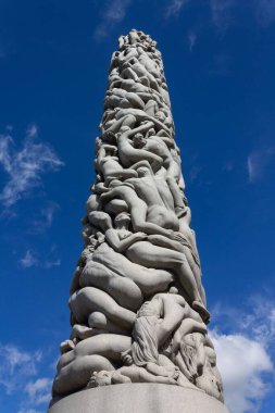 Vigeland parkının modern heykelleri, Oslo, Norveç, dikey, alçak açı
