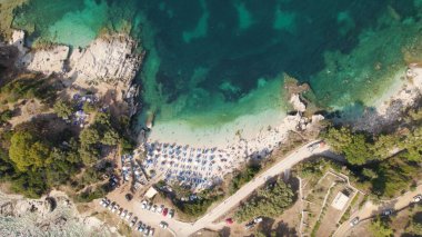 Yüksek sezonda Batarya plajının en iyi manzarası, Kassiopi, Korfu, Yunanistan