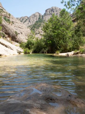 Kayalık dağlarla çevrili bir nehrin dikey görüntüsü, Els Limanları, Tarragona, İspanya