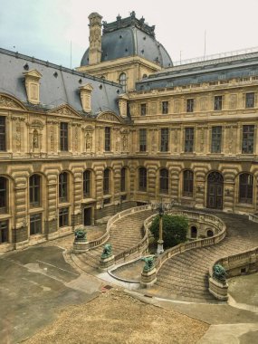 Louvre Palace, Paris, Fransa 'daki açık avludaki at nalı şeklindeki merdivenlerin insansız hava aracı görüntüsü.