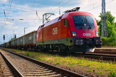 Güneşli bir günde demiryolunda bir Siemens VECTRON