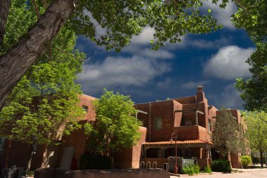 Santa Fe, New Mexico, ABD 'de bir kerpiç tarzı bina..