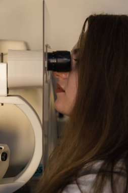 Muayene odasında bir göz doktorunun dikey portresi.