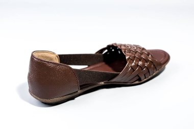 beyaz zemin üzerinde ayakkabı